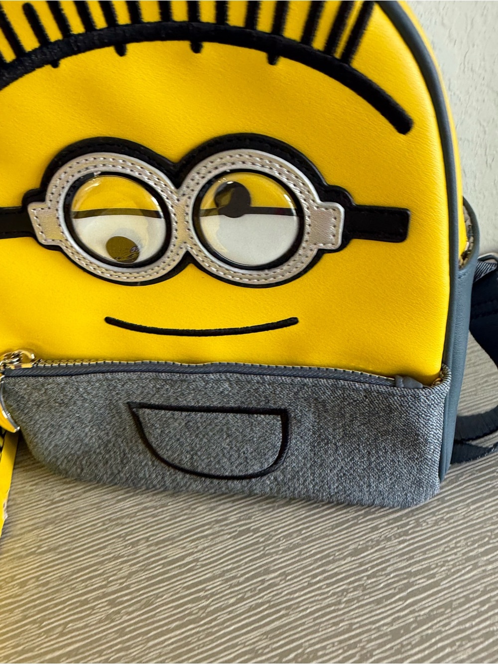 New Womens Sz 8 Converse Black & Yellow Minion Shoes with Minion Backpack - Picture 8 of 9